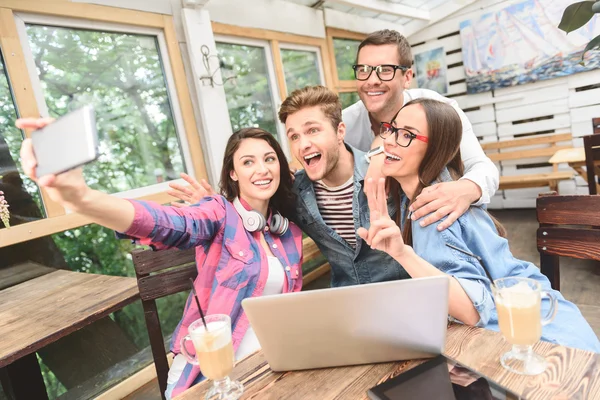 Group of friends taking selfie — Stock Photo, Image