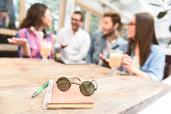 Cuatro jóvenes amigos disfrutando del día juntos —  Fotos de Stock