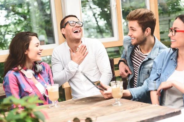 Grupp vänner som njuter av att prata tillsammans — Stockfoto