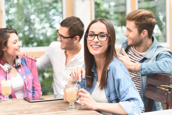 Grupp vänner som njuter av att prata tillsammans — Stockfoto