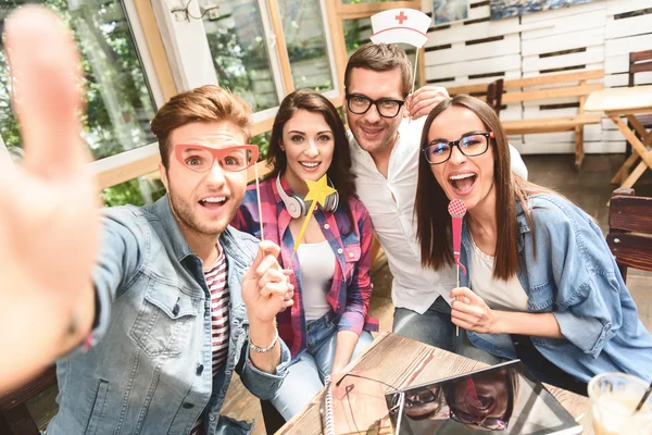 Grupp av vänner med selfie — Stockfoto