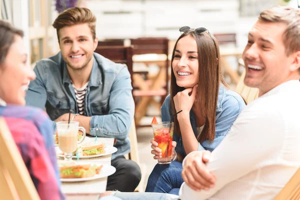 Amigos felices almorzando en la cafetería — Foto de Stock