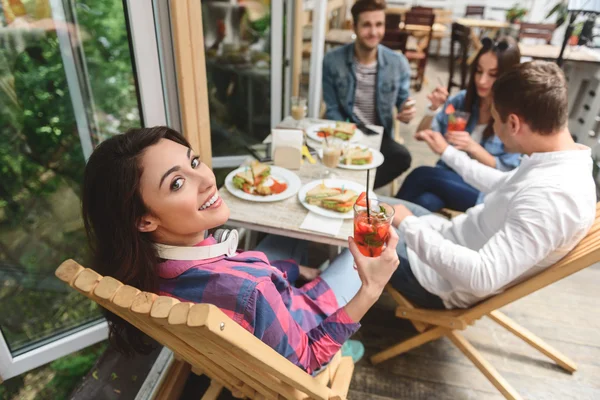 Amigos divirtiéndose durante el almuerzo juntos — Foto de Stock