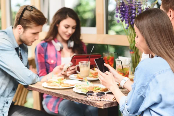 Amigos felices almorzando en la cafetería — Foto de Stock