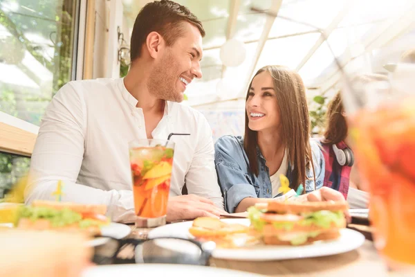 Amigos divirtiéndose durante el almuerzo juntos —  Fotos de Stock