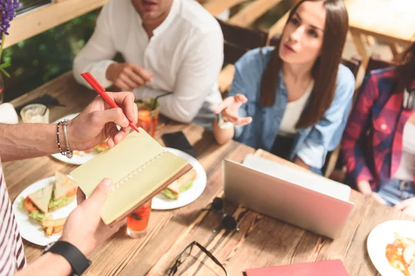 Twee jonge vrienden samen genieten van de dag — Stockfoto