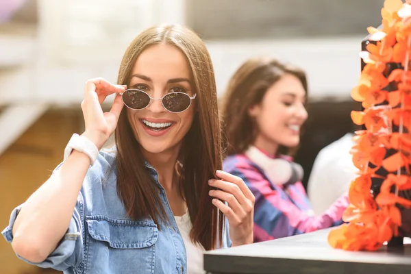 Grupo de jóvenes amigos reunión en el café — Foto de Stock