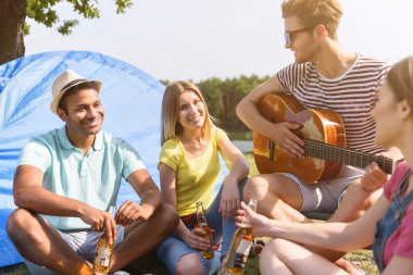 Mutlu arkadaş Nehri yakınında dinlenme