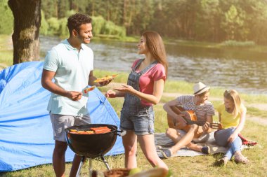 Neşeli gençler doğada rahatlatıcı