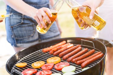 Genç insanlar içecek ve gıda ile Olay kutluyor