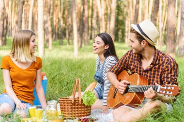 Güzel kız ve adam doğada rahatlatıcı