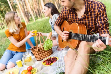 Ormanda dinlenme neşeli gençler