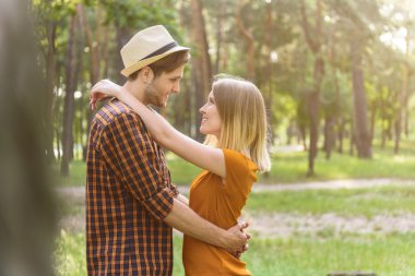 Mutlu sevgi dolu çift doğa duygu ifade