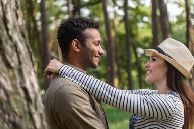 Neşeli genç aşıklar doğada rahatlatıcı