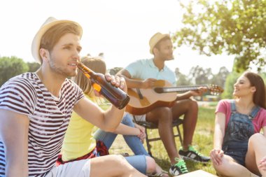 Doğada dinlenme neşeli dört arkadaş