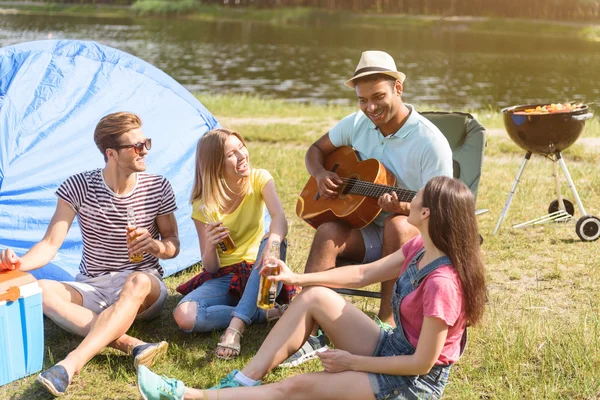 Vrolijke jonge mensen die de draak in de natuur — Stockfoto