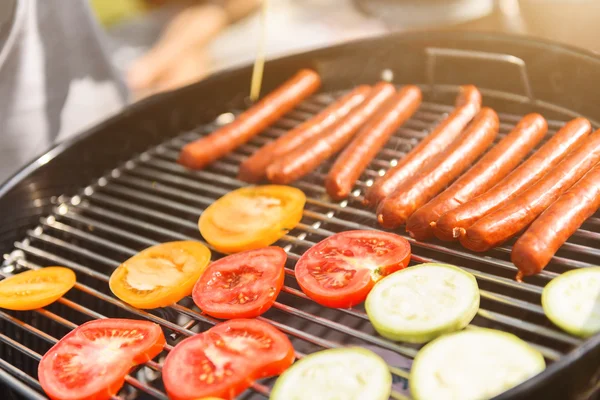 Mangal üzerinde kavrulmuş lezzetli yemekler — Stok fotoğraf