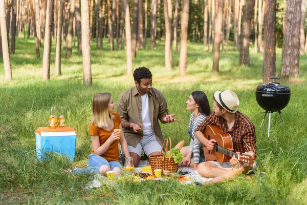 Pretty guys and girls talking in nature — Stock Photo, Image