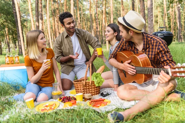 Zorgeloos jongens en meisjes rust in de natuur — Stockfoto