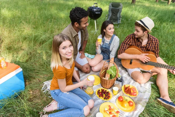 Veselá muži a ženy dělat piknik — Stock fotografie