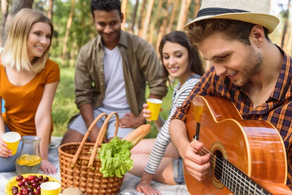 Happy mladí lidé dělat piknik — Stock fotografie