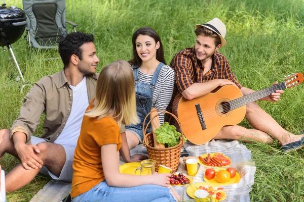 Jóvenes disfrutando de charla amistosa — Foto de Stock