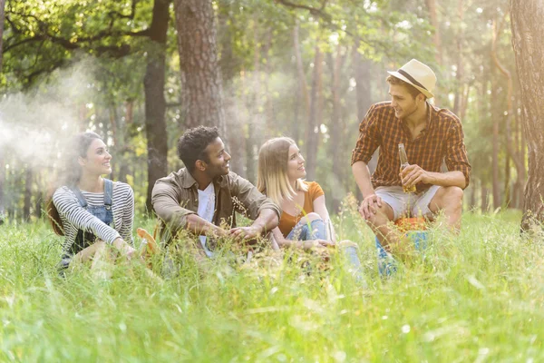 Jovens amigos felizes relaxando na natureza — Fotografia de Stock