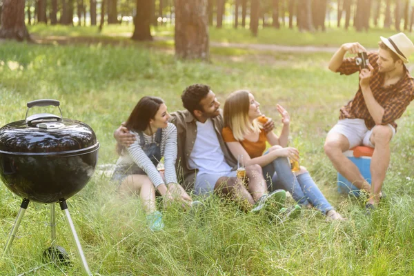 Happy young people relaxing in nature — Stock Photo, Image