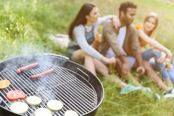 Hongerige vrienden wachten op barbecue — Stockfoto
