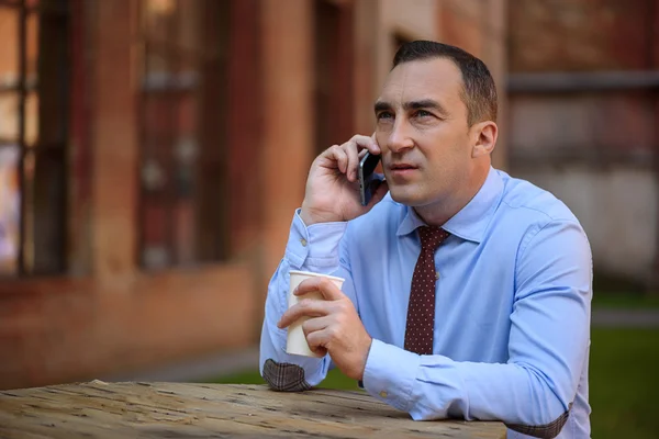 Hombre de negocios seguro hablando por teléfono al aire libre —  Fotos de Stock