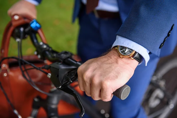 Başarılı bir iş adamı sürüş Bisiklet