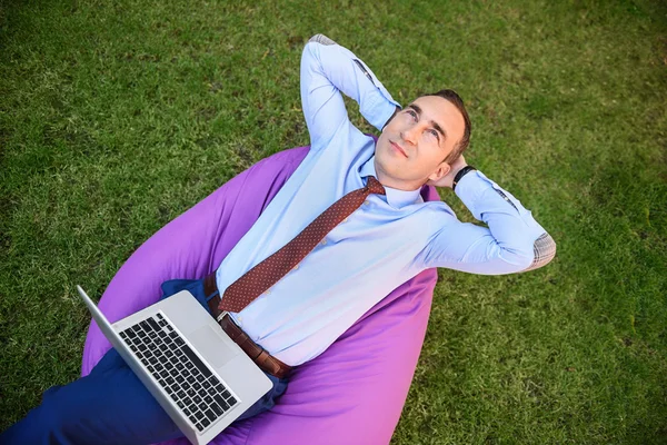 Trabalhador masculino alegre descansando no parque — Fotografia de Stock