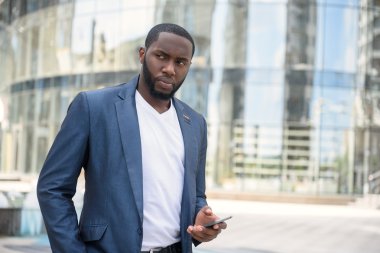 Akıllı iş adamı kimse güvenmez.