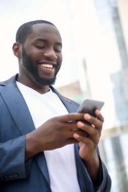 Kaygısız adam sevinçle istimal hareket eden telefon