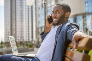 Modern teknolojiyi kullanarak neşeli Afrika işadamı