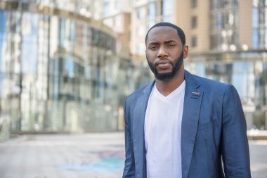 Kasabada ofiste yakınındaki çekici genç adam