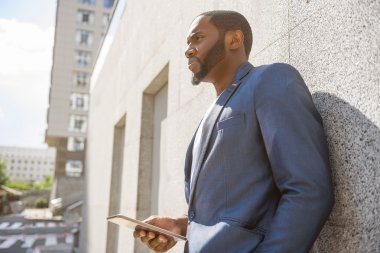 Ciddi adam ile City modern becerikli alet