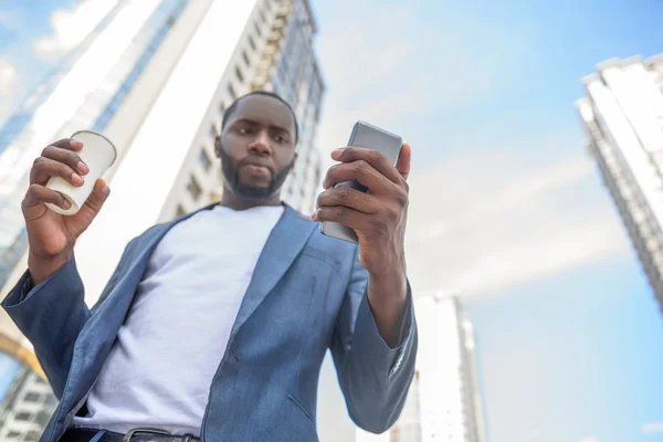 Jongeman berichten op de telefoon in de stad — Stockfoto