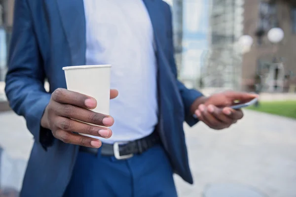 Man in pak pauze om na het werk — Stockfoto