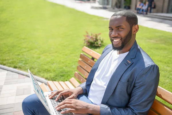 Zeker jonge zakenman te typen op de computer — Stockfoto