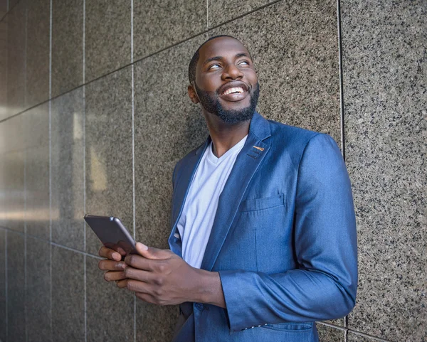 Succesvolle zakenman met behulp van moderne gadget — Stockfoto