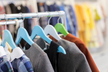 Modern elbise askıları dükkanda