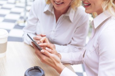 Neşeli anne ve kızı becerikli alet ile eğlenceli