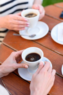 Kafeteryada sıcak içki içen iki bayan