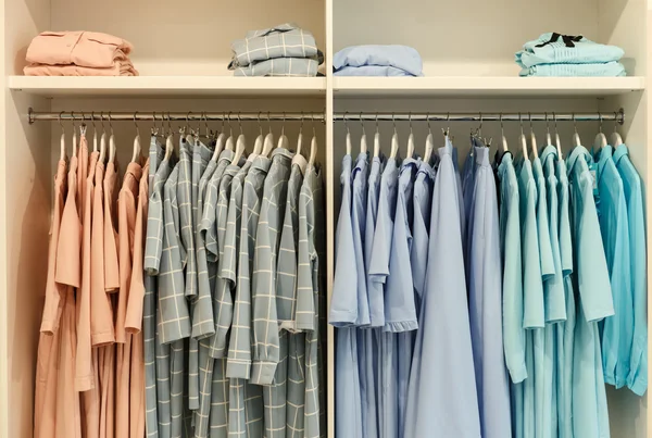 Roupas bonitas penduradas no rack na boutique — Fotografia de Stock