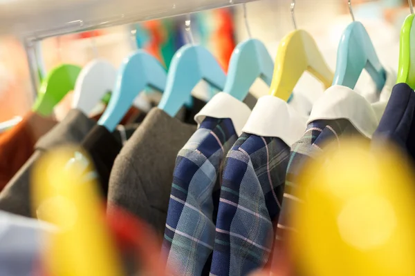 Ampla variedade de roupas da moda na loja — Fotografia de Stock