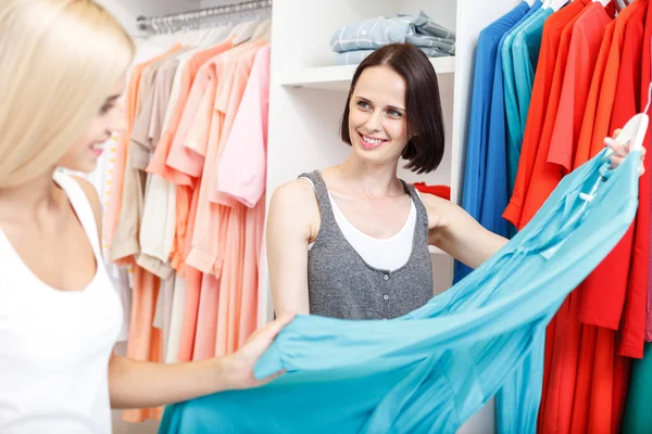 Esta ropa podría convenirte. — Foto de Stock