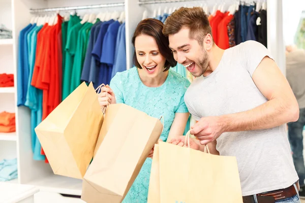 Joyful novio y novia compra en boutique — Foto de Stock