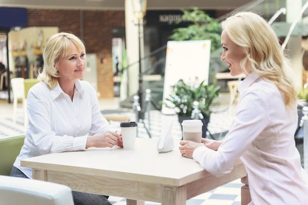 Señora feliz relajarse con los padres en la cafetería — Foto de Stock