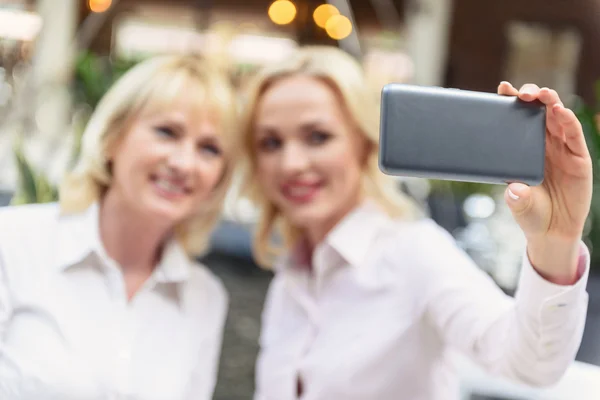 Feliz dos mujeres haciendo selfie juntos — Foto de Stock
